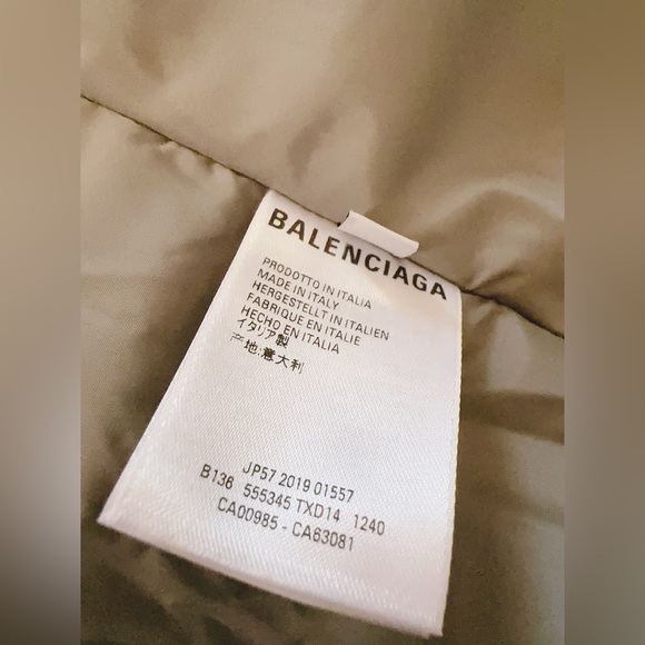 Authentic BALENCIAGA PUFFER JACKET - Picture 8 of 14
